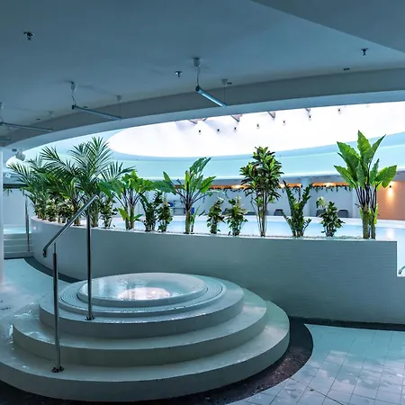 In With Pool & Jacuzzi